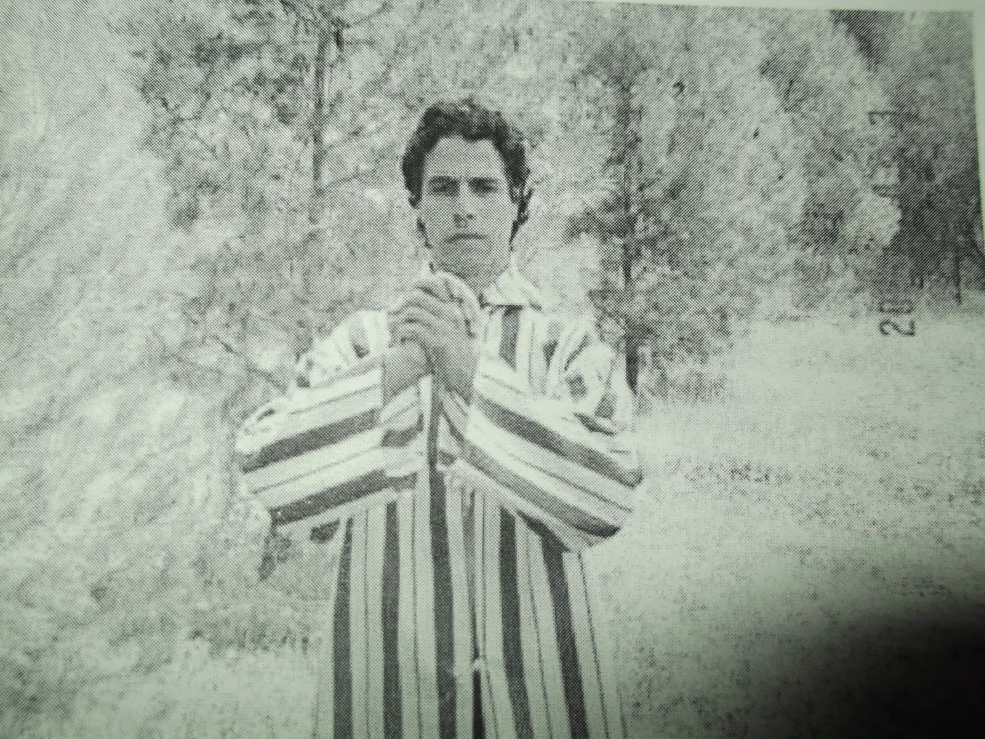 Archive d'un pratiquant en tenue amazighe rayée