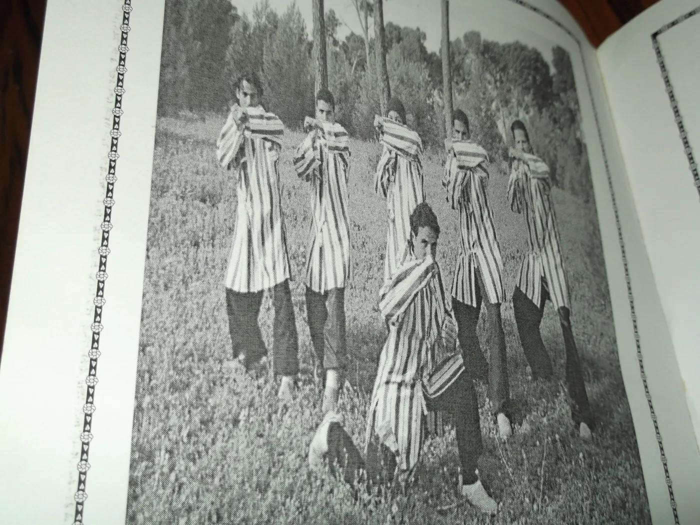 Groupe de pratiquants en tenue traditionnelle