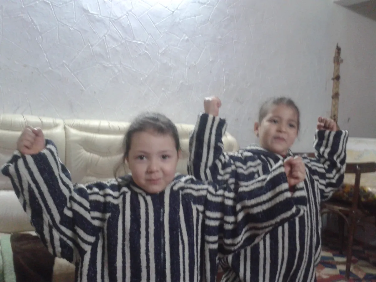 Jeunes enfants portant une tenue amazighe rayée